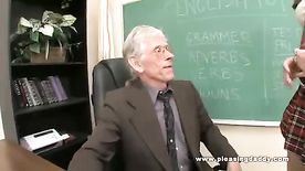 Professor comeu a aluna novinha na escola